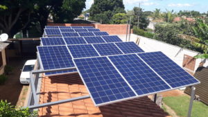 Vista superior dos módulos de placas fotovoltaicas