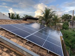 Sistema de Energia Solar instalado em telhado, residência situada no Bairro Carandá Bosque