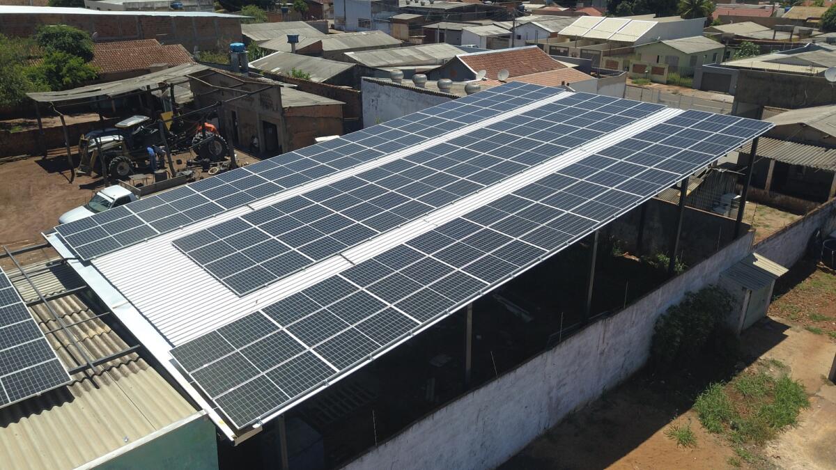 Módulos AstroSemi de 380 Wp instalados