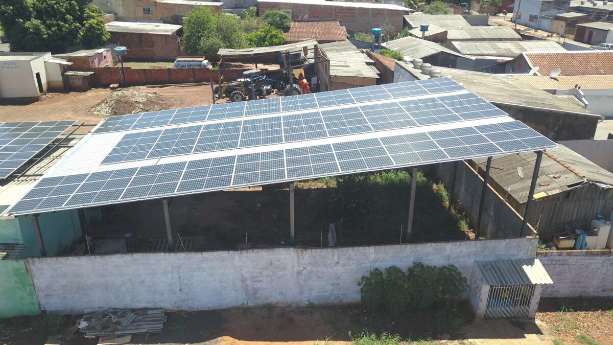 Módulos AstroSemi de 380 Wp instalados