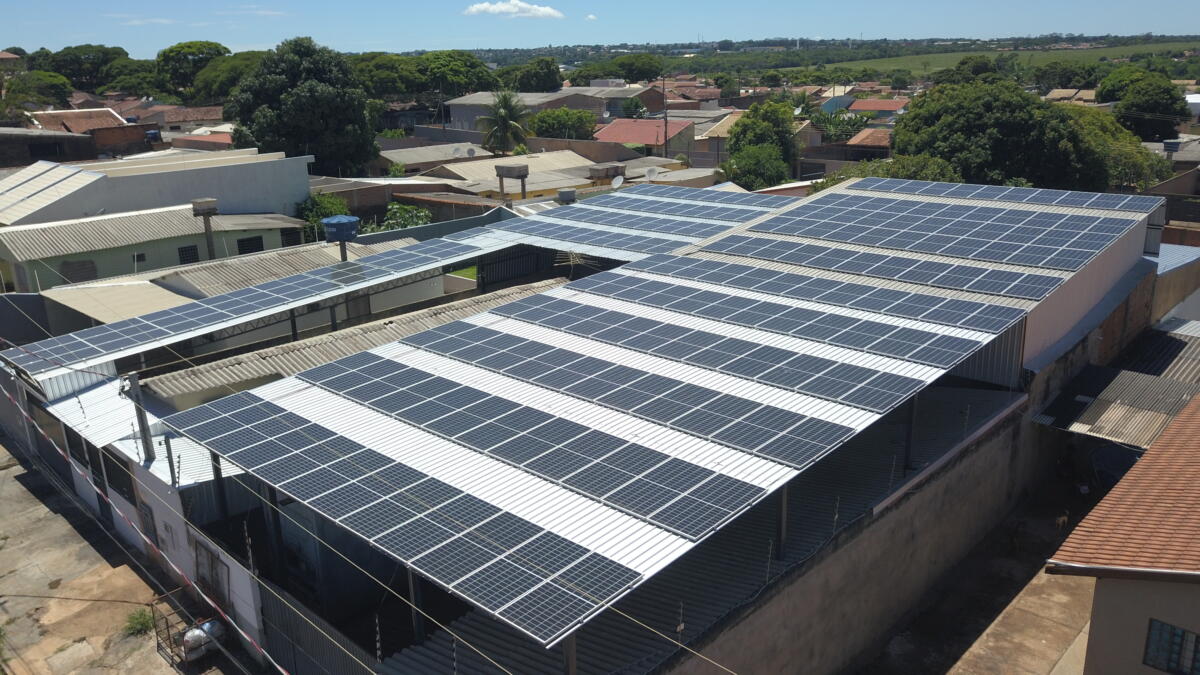 Módulos AstroSemi de 380 Wp instalados