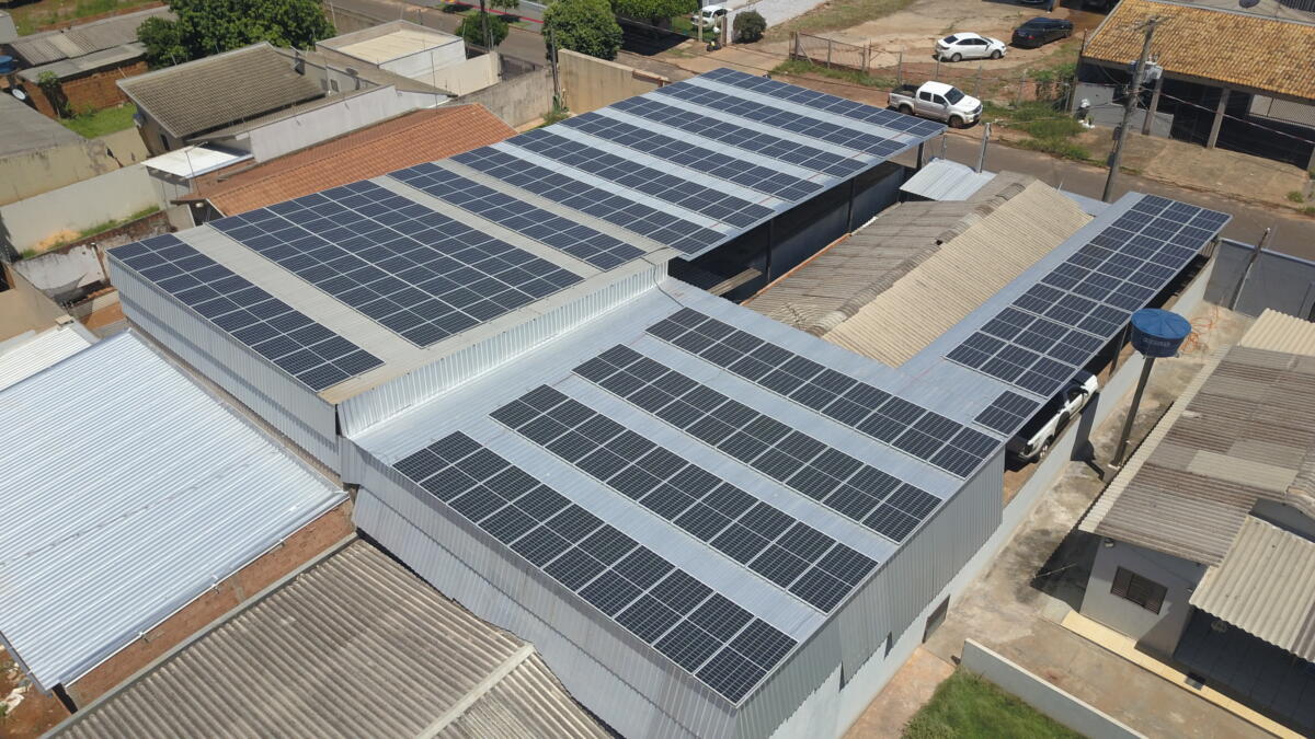 Módulos AstroSemi de 380 Wp instalados