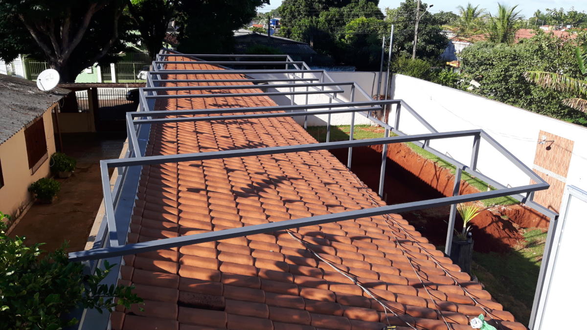 Estrutura metálica para instalação dos módulos